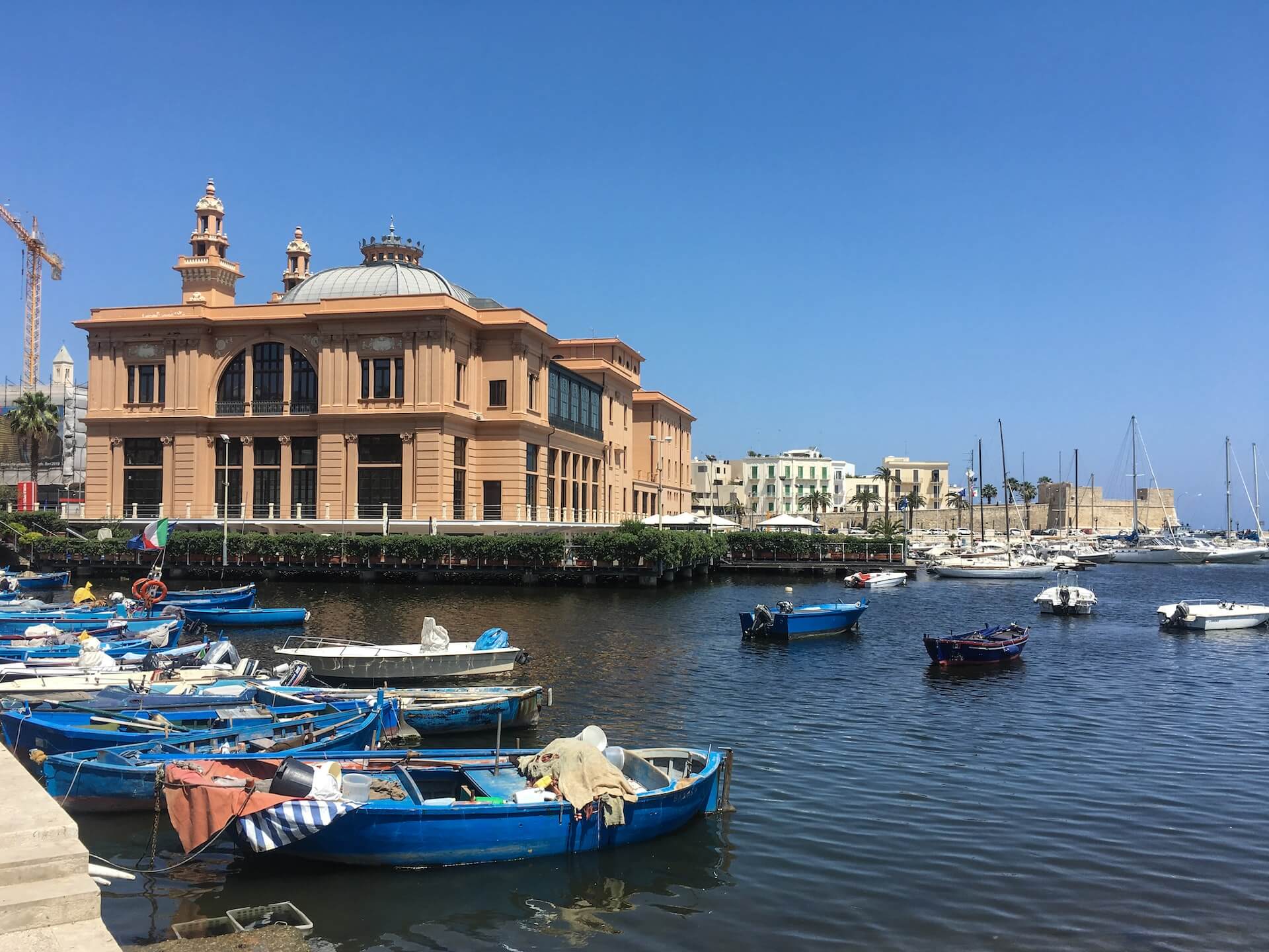 Blick auf das Wasser in Bari